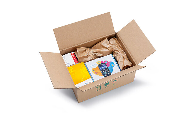 [Translate to Englisch (GB):] Ein Karton mit einer Handyverpackung und braunen Papierpolstern