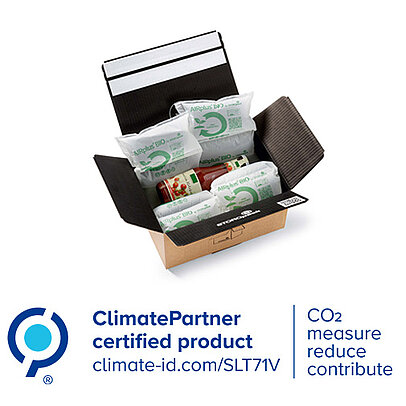 Ein Karton gefüllt mit einer Flasche und Luftkissen aus heimkompostierbarem Kunststoff.