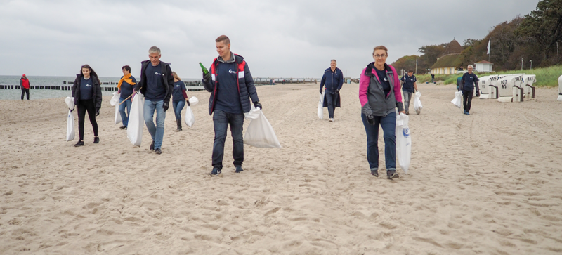 Eine Gruppe Storopack Mitarbeiter bei einem Clean Up am Strand